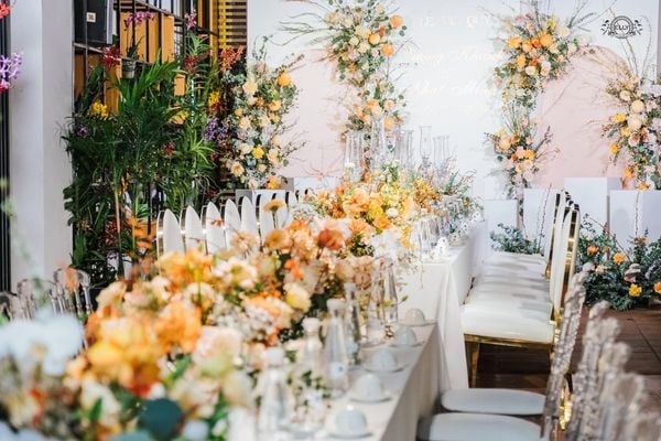 Hoa cưới trang trí để bàn sang trọng với tông cam hồng