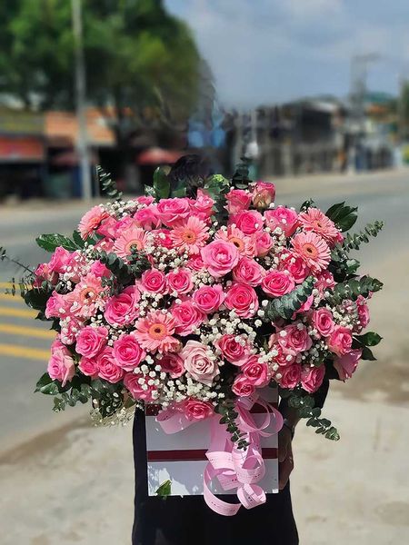 Hình ảnh bó hoa sinh nhật rực rỡ với gam màu hồng chủ đạo cực bắt mắt.