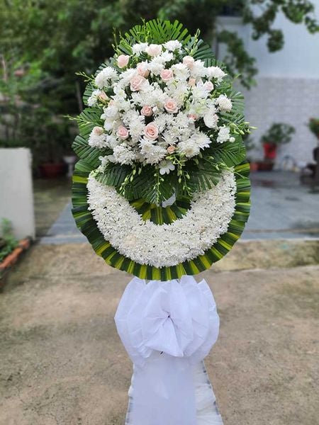 Vòng hoa cúc trắng đám tang kết hợp với hoa hồng phấn.