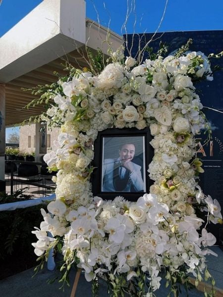 Khung ảnh tang lễ bằng hoa tươi của cố nghệ sĩ Chí Tài.