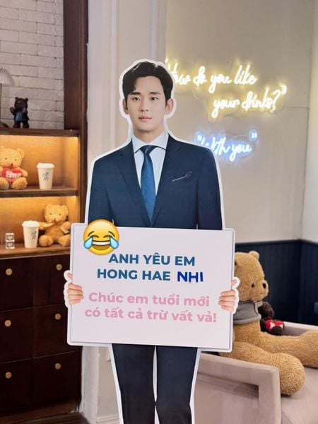 Standee Baek Hyun Woon chúc mừng sinh nhật bạn thân lầy lội