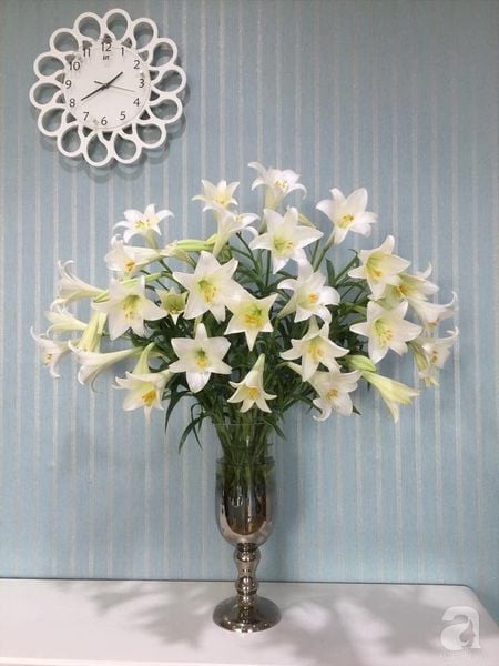 Hoa ly trắng đẹp rực rỡ với cách cắm hoa rẻ quạt khéo léo và tinh tế.