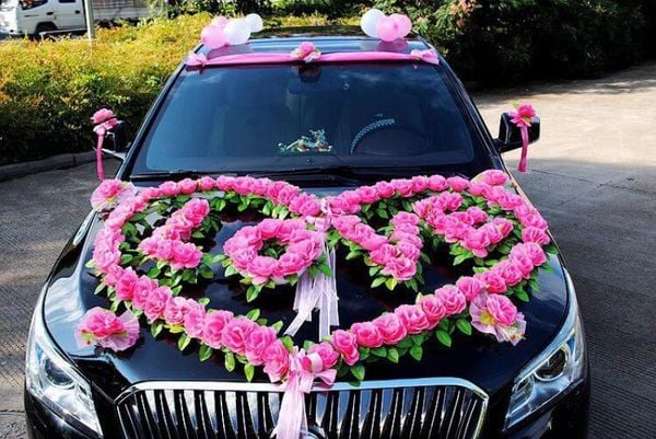 Chiếc xe hoa với tạo hình trái tim cực kỳ công phu bằng hoa lụa.