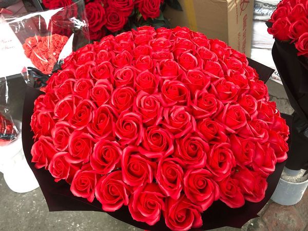 Bó hoa hồng đỏ rực rỡ