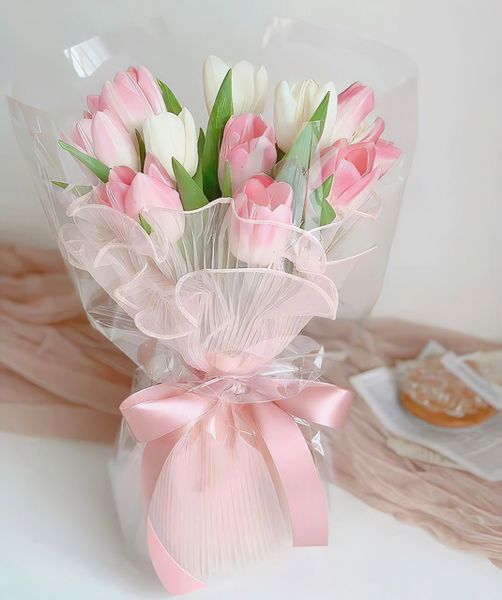 Hoa tulip hồng trắng - loài hoa tặng sinh nhật bạn thân là nữ giới cực cháy hàng 2024.