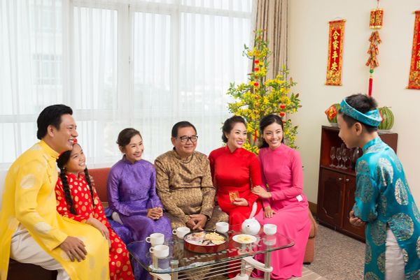 Chúc Tết, mừng tuổi là truyền thống văn hóa không thể thiếu của người Việt