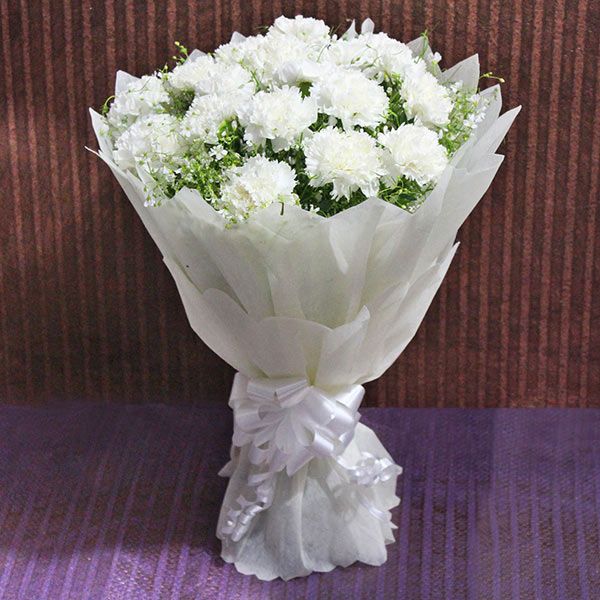 Bó hoa cẩm chướng trắng đơn giản