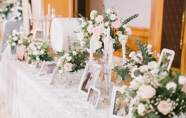 Hoa cưới để bàn giúp trang trí không gian tiệc cưới sang trọng