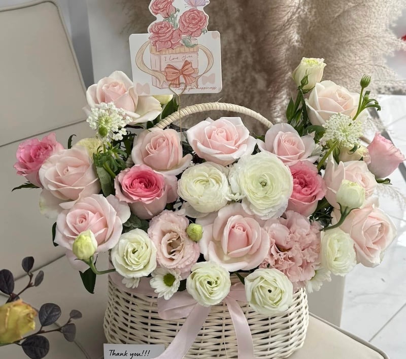 Giỏ hoa hồng phấn phối nhiều màu tặng sinh nhật bạn bè