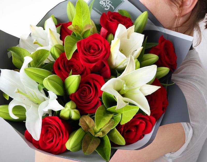 Hoa hồng đỏ mix hoa ly tặng mẹ - Hoa hồng sinh nhật đẹp nhất Thế Giới