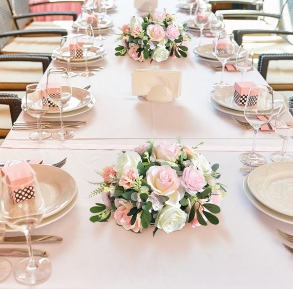 Hoa cưới trang trí đơn giản màu pastel cho bàn hai họ