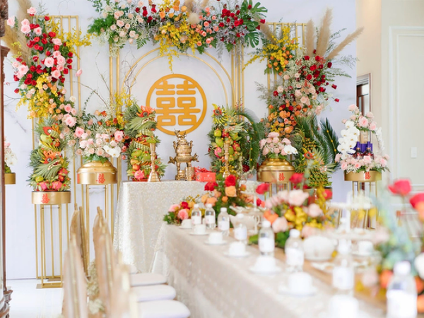 Trang trí đám cưới sang trọng với dàn hoa để bàn rực rỡ