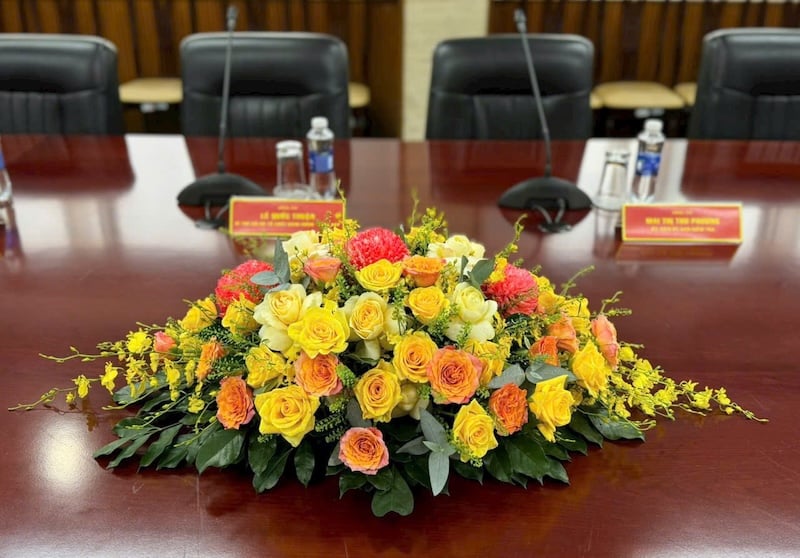 Hoa để bàn hội nghị trang nghiêm