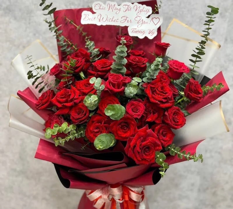 Đặt hoa hồng Ecuador nhập khẩu cao cấp, uy tín, giao nhanh tại Flosa: Bó Hoa Hồng 30 Ecuador - HBD239