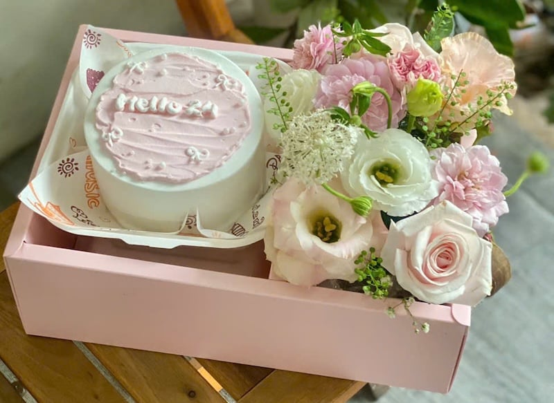 Ảnh bó hồng nhiều màu và bánh kem thơm ngon tặng sinh nhật dễ thương