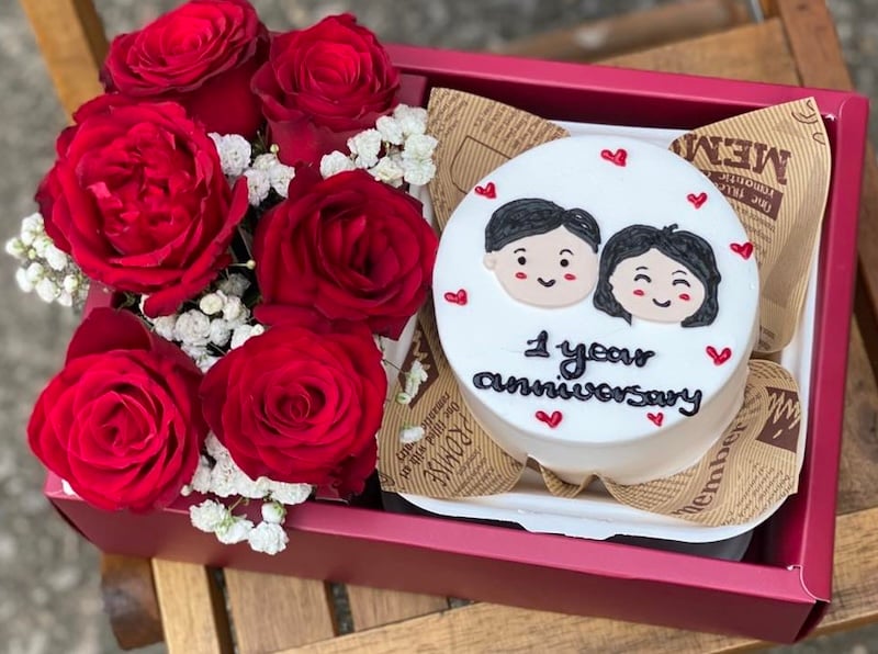 Hình ảnh bánh sinh nhật và hoa hồng đỏ thắm đơn giản đẹp