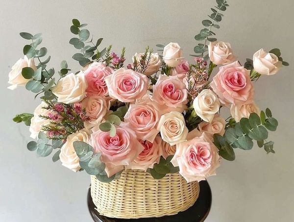 Giỏ hoa mix màu kem – hồng, tạo cảm giác mềm mại và nữ tính.