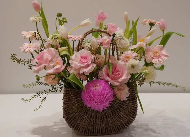 Giỏ hoa hồng pastel nhẹ nhàng, thể hiện sự yêu thương và quan tâm lâu bền.