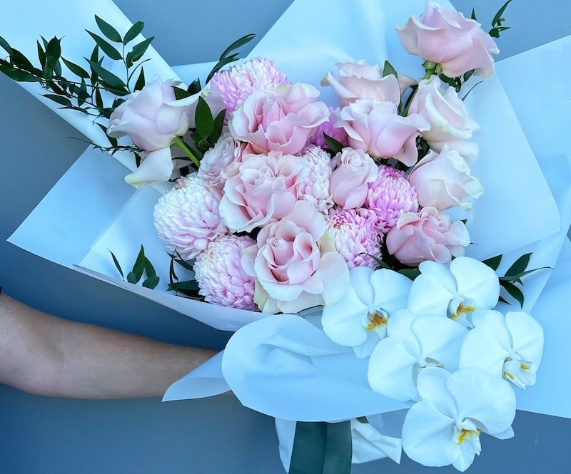 Ảnh bó hoa hồng nhiều màu sắc rực rỡ tặng sinh nhật tươi vui
