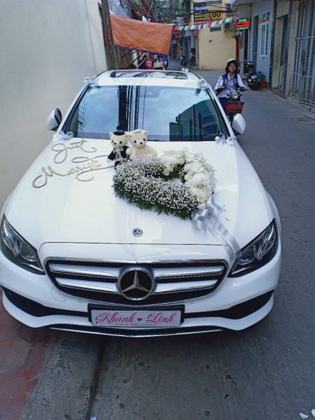 Xe hoa rước dâu màu trắng cực sang trọng và xinh đẹp với các phụ kiện trang trí hợp lý.