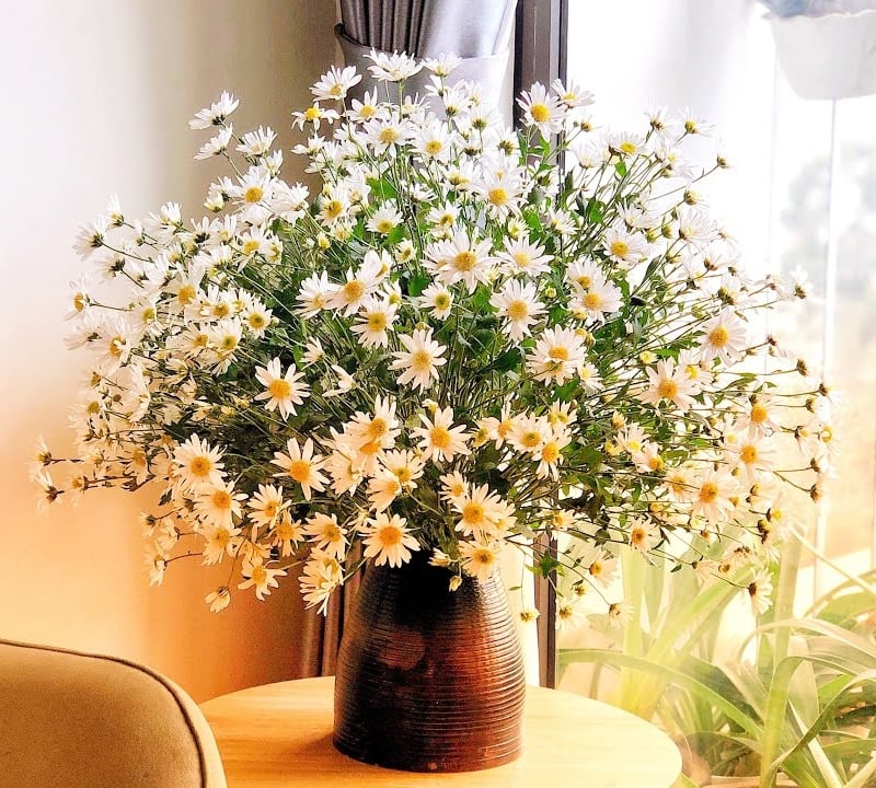 Bình hoa cúc họa mi chưng bàn thờ gia tiên đẹp thanh khiết