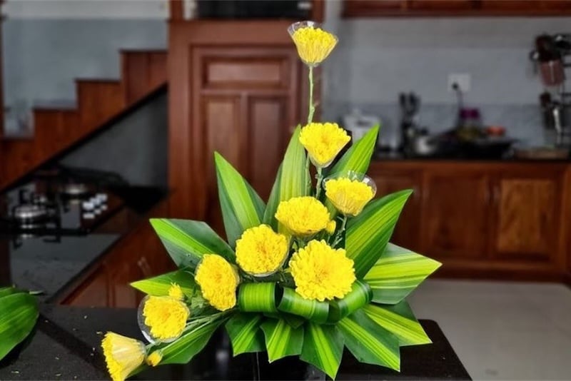 Cách cắm hoa cúc 10 bông&nbsp;theo hình bậc thang độc đáo