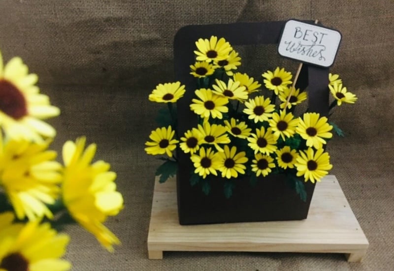 Cách cắm hoa cúc nhỏ nhiều màu để bàn làm việc