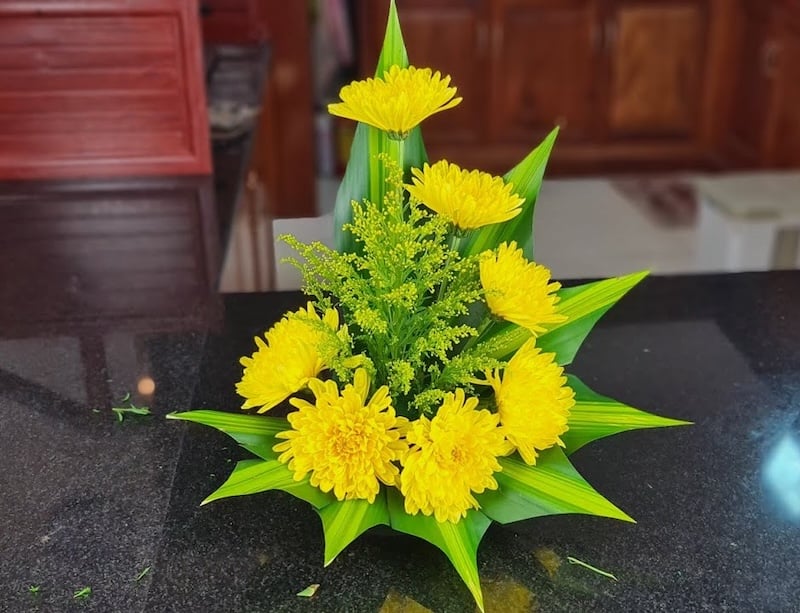 Cách cắm hoa cúc 7 bông đơn giản