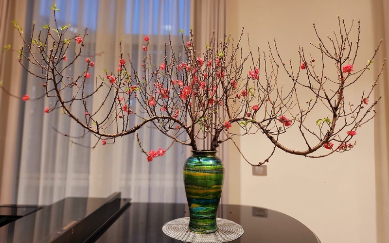 Cách cắm cành đào trong bình cổ cao