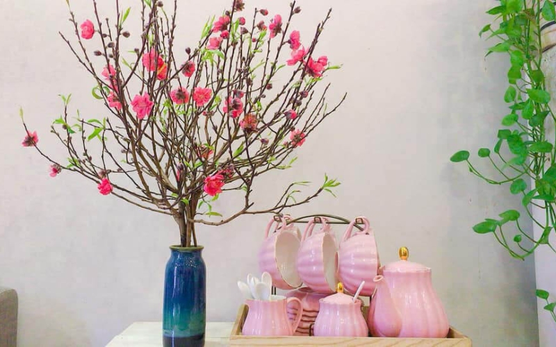 Thường xuyên thay nước ấm để kích thích hoa đào nở sớm