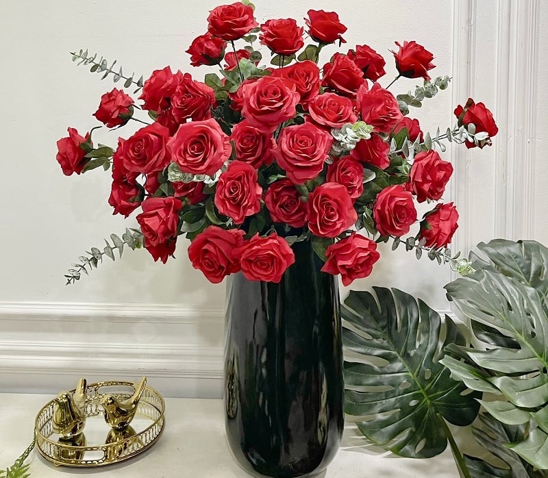 Bình hoa hồng dáng cao thích hợp trang trí ở bàn tiệc, bàn hội nghị