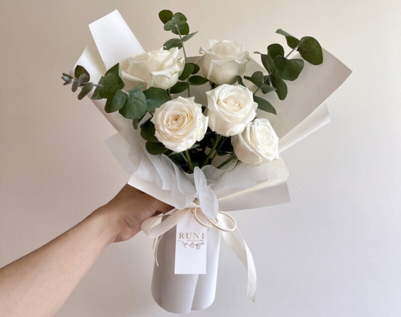 Bó hoa hồng trắng 5 bông
