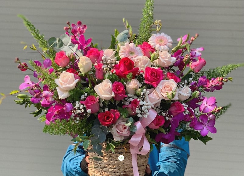 Mẫu giỏ hoa Lan Mokara tím mix hoa hồng pastel