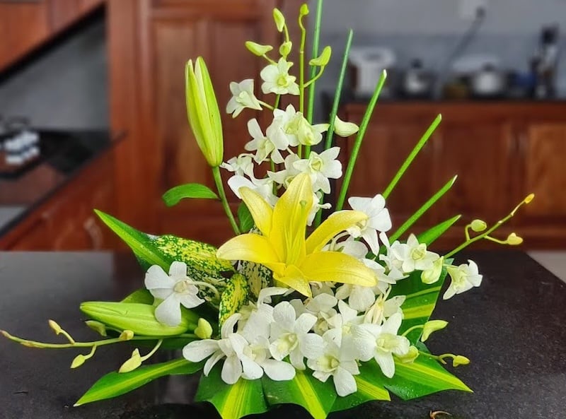 Cách cắm hoa lan bàn thờ hình cánh bướm hiện đại và thanh thoát