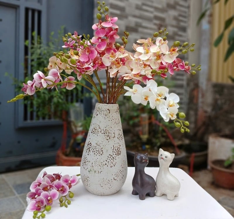 Cách cắm hoa lan bàn thờ dáng tròn sum suê và trang nghiêm