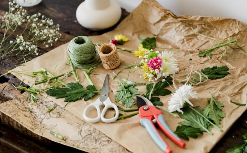 Chuẩn bị đầy đủ dụng cụ và phụ kiện để cắm hoa lan bàn thờ