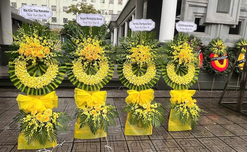 Vòng hoa viếng đám tang miền Bắc nên chọn màu vàng