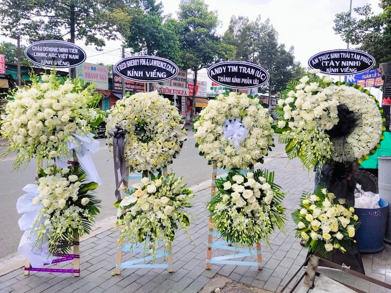 Vòng hoa viếng người chết trẻ nên chọn hoa màu trắng