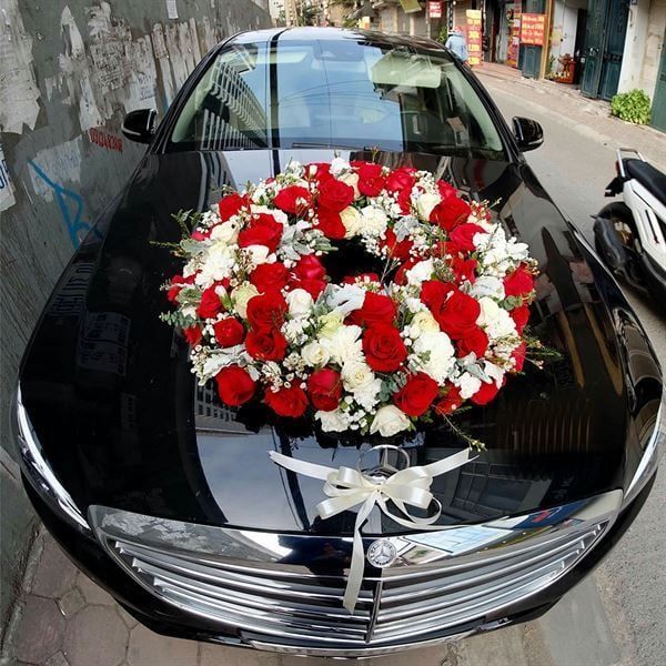 Vòng hoa tròn rực rỡ ở đầu xe cưới sẽ mang đến ý nghĩa viên mãn, tròn đầy cho cặp đôi uyên ương
