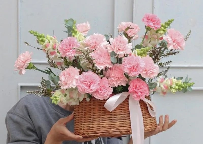 Giỏ hoa cẩm chướng hồng tặng mẹ ý nghĩa