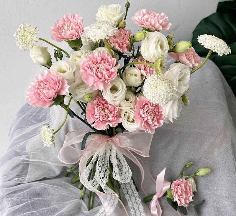 Bó hoa cưới cầm tay cẩm chướng hồng mix hoa mao lương ý nghĩa