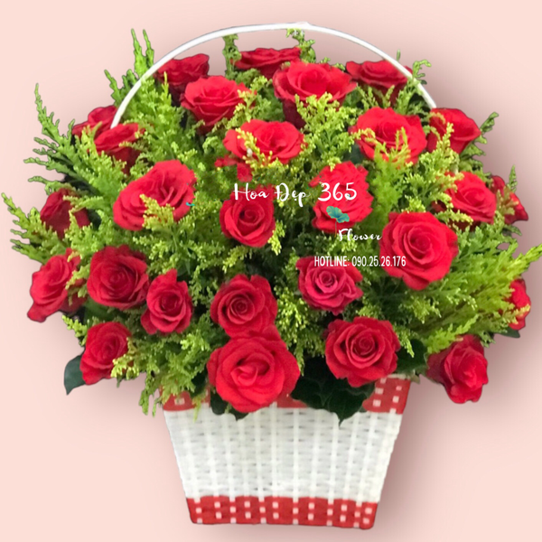 Bó hoa hồng đỏ tươi thắm luôn là lựa chọn hoàn hảo tặng quà 8/3 cho vợ