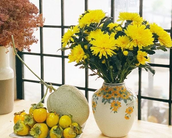 Bình hoa cúc vàng đơn giản chưng bàn thờ dịp Tết