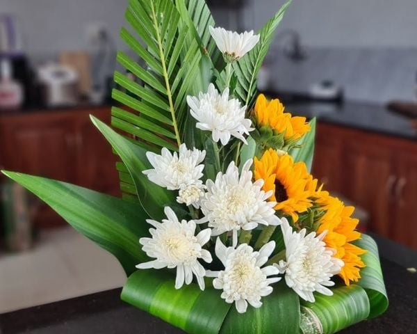 Mẫu cắm hoa cúc trắng trên bàn thờ với hoa hướng dương bắt mắt