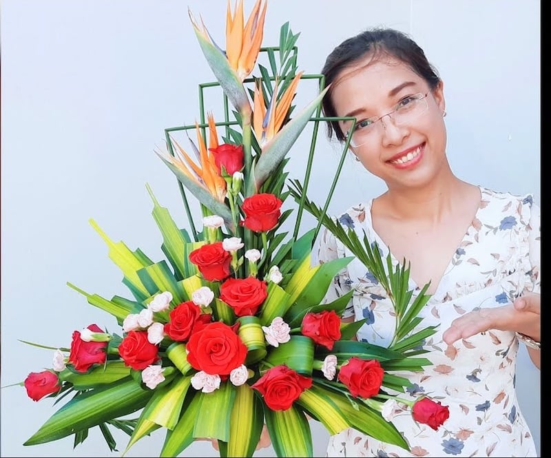 Cắm bình hoa Thiên Điểu để bàn thờ với lá dừa | Hướng dẫn cắm hoa