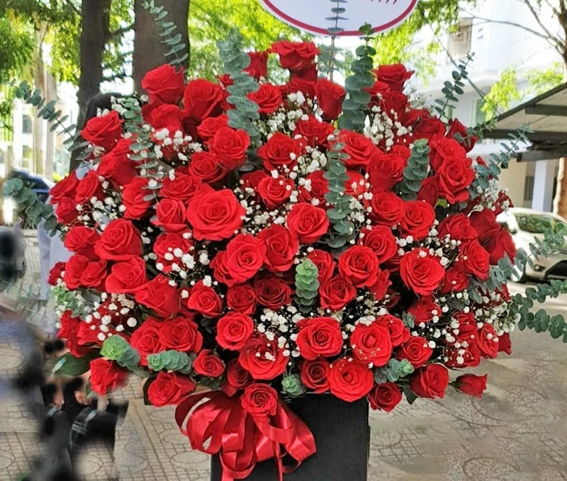 Lẵng hoa hồng để bàn để tặng người yêu, vợ hoặc crush đầy ấn tượng