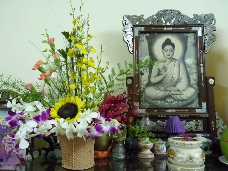 Cách cắm hoa lan bàn thờ kiểu 