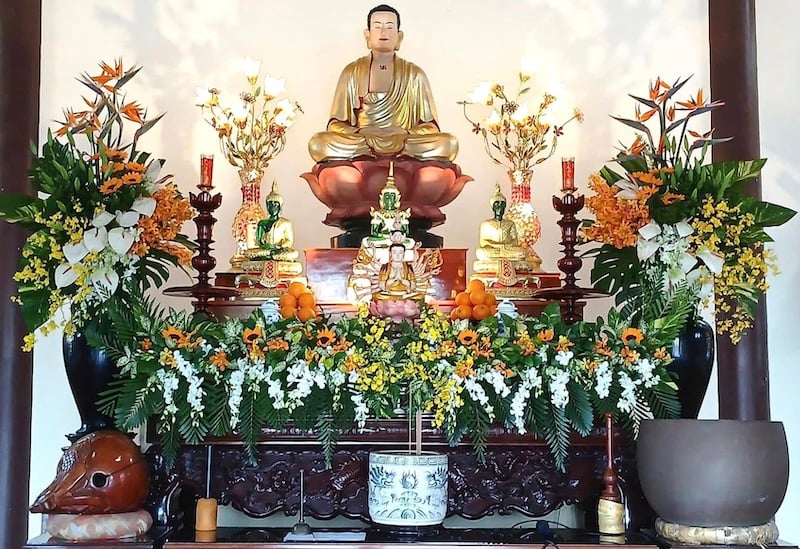 Cách cắm hoa lan bàn thờ uốn lượn hình vòng cung uyển chuyển