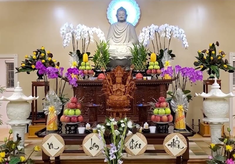 Hoa Lan Hồ Điệp cắm bàn thờ biểu tượng cho sự sang trọng và may mắn