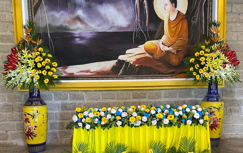 Ý nghĩa của việc cắm hoa lan trên bàn thờ trong văn hóa và phong thủy